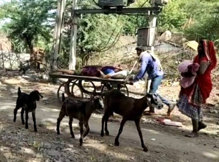 सड़क पर लेबर पेन से चिल्ला रही थी महिला, कॉन्स्टेबल ने की मदद