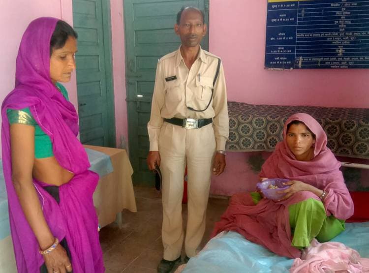 सड़क पर लेबर पेन से चिल्ला रही थी महिला, कॉन्स्टेबल ने की मदद