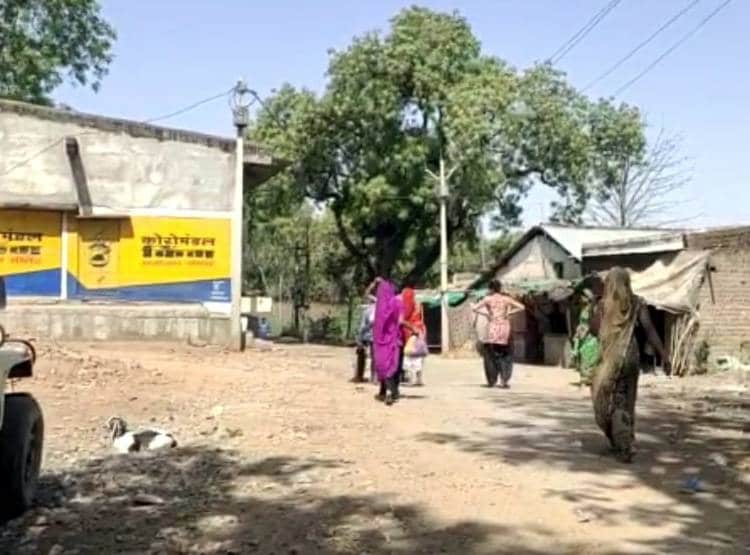 सड़क पर लेबर पेन से चिल्ला रही थी महिला, कॉन्स्टेबल ने की मदद