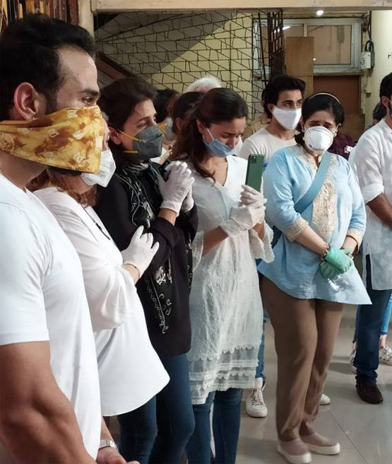 ऋषि कपूर के जाने से सदमे में रणबीर कपूर, इमोशनल दिखीं आलिया