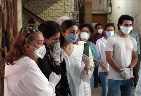 ऋषि कपूर के जाने से सदमे में रणबीर कपूर, इमोशनल दिखीं आलिया