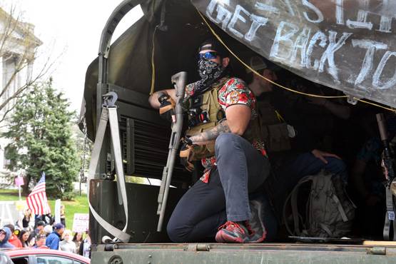 US में लॉकडाउन का विरोध तेज, मशीनगन लेकर सड़कों पर मांग रहे 'आजादी'