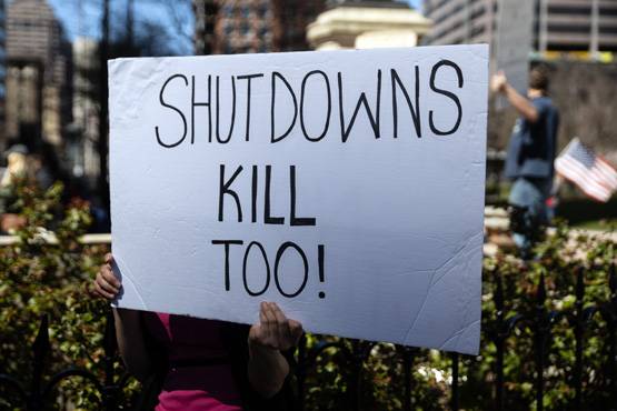 US में लॉकडाउन का विरोध तेज, मशीनगन लेकर सड़कों पर मांग रहे 'आजादी'