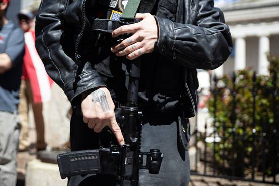 US में लॉकडाउन का विरोध तेज, मशीनगन लेकर सड़कों पर मांग रहे 'आजादी'