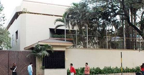 आलीशान बंगले में रहते हैं ये स्टार्स, घर में मौजूद है पूल से लेकर थ‍ियेटर तक