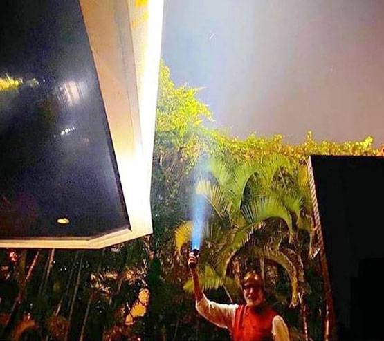 कोरोना के खिलाफ जंग: ऐश्वर्या ने जलाया दीया, अमिताभ ने जलाई टॉर्च