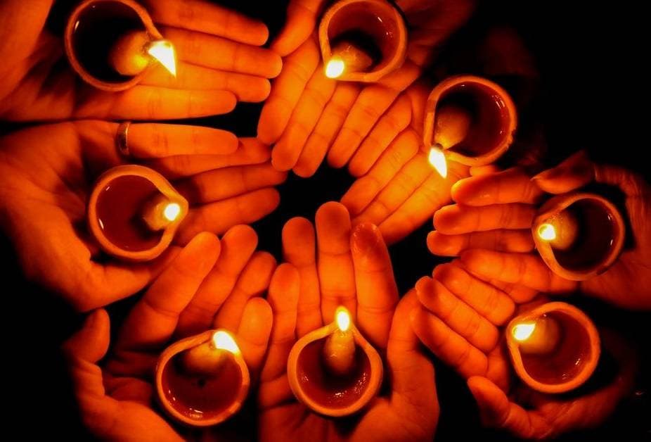 कोरोना का अंधकार दूर करने के लिए दीपों से जगमगाया पूरा भारत, देखें तस्वीरें