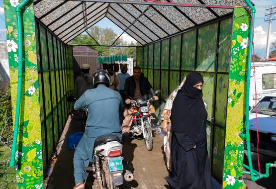 कोरोना के खिलाफ लड़ाई में PAK ने डॉक्टर्स को ही कर लिया गिरफ्तार