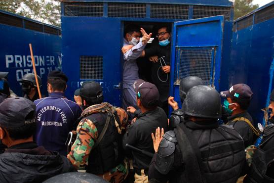 कोरोना के खिलाफ लड़ाई में PAK ने डॉक्टर्स को ही कर लिया गिरफ्तार