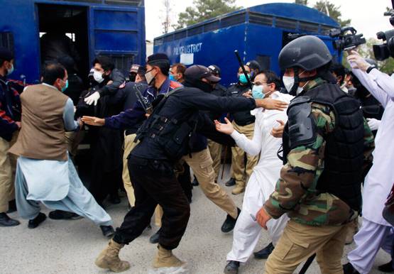 कोरोना के खिलाफ लड़ाई में PAK ने डॉक्टर्स को ही कर लिया गिरफ्तार