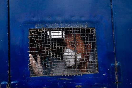 कोरोना के खिलाफ लड़ाई में PAK ने डॉक्टर्स को ही कर लिया गिरफ्तार