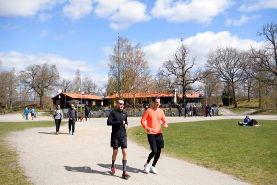 न बार-रेस्त्रां बंद, न दुकानें और स्कूल: कोरोना से ऐसे लड़ रहा ये देश