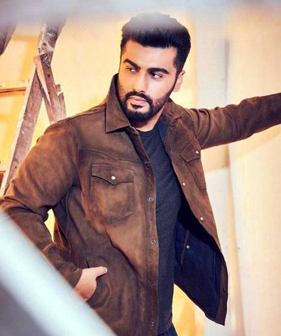 आलीशान बंगले में रहते हैं ये स्टार्स, घर में मौजूद है पूल से लेकर थ‍ियेटर तक