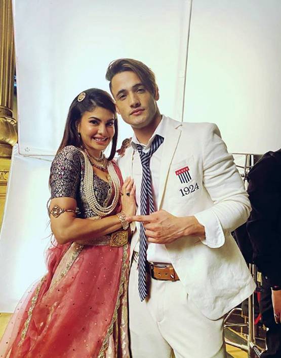 हिमांशी खुराना के लिए कवि बने आसिम रियाज, शेयर किया रोमांटिक पोस्ट