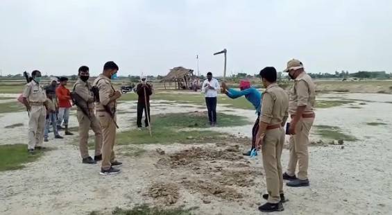 खेल-खेल में बच्चों ने खोदी जमीन, निकल आए चांदी के इतने सिक्के