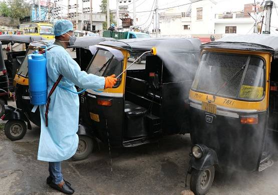 कोरोना: मरीज बोला, मछली-चावल खाना है, डॉक्टर ने अपने हाथ से खिलाया