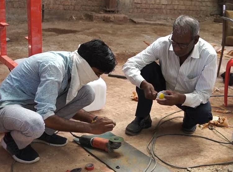 दूसरी क्लास पास ने बनाई मशीन, 3 सेकंड में कर देती है सैनिटाइज