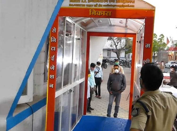 दूसरी क्लास पास ने बनाई मशीन, 3 सेकंड में कर देती है सैनिटाइज