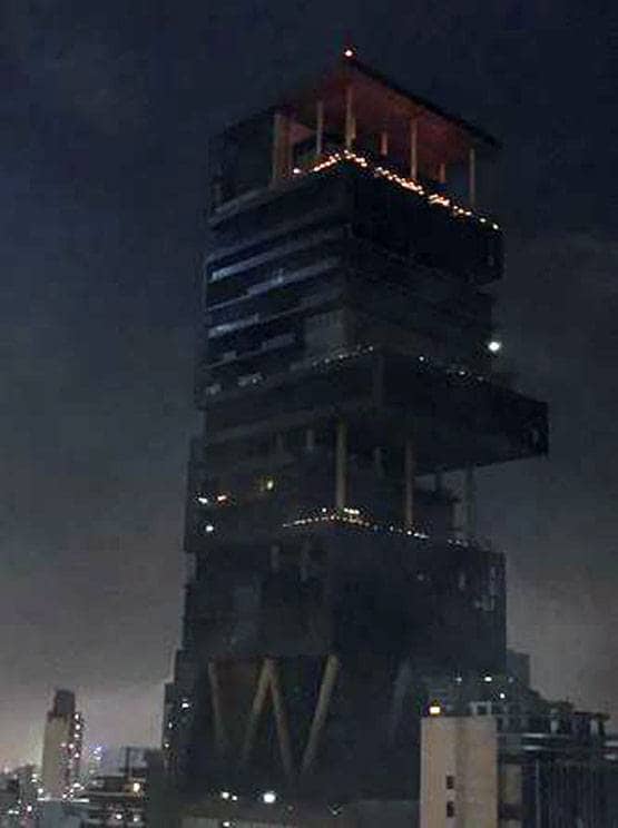 कोरोना: रोशनी से जगमग हुआ एंटीलिया, अंबानी परिवार ने जलाया दीया