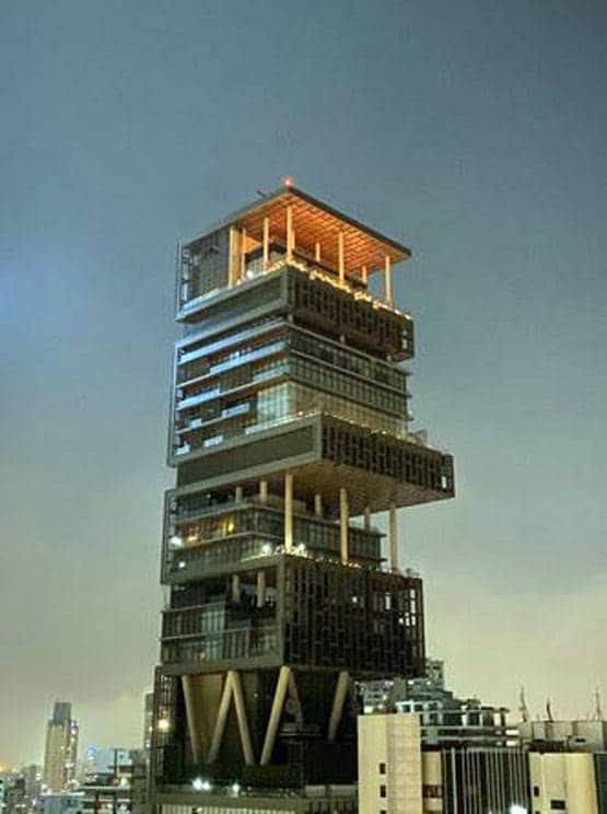 कोरोना: रोशनी से जगमग हुआ एंटीलिया, अंबानी परिवार ने जलाया दीया