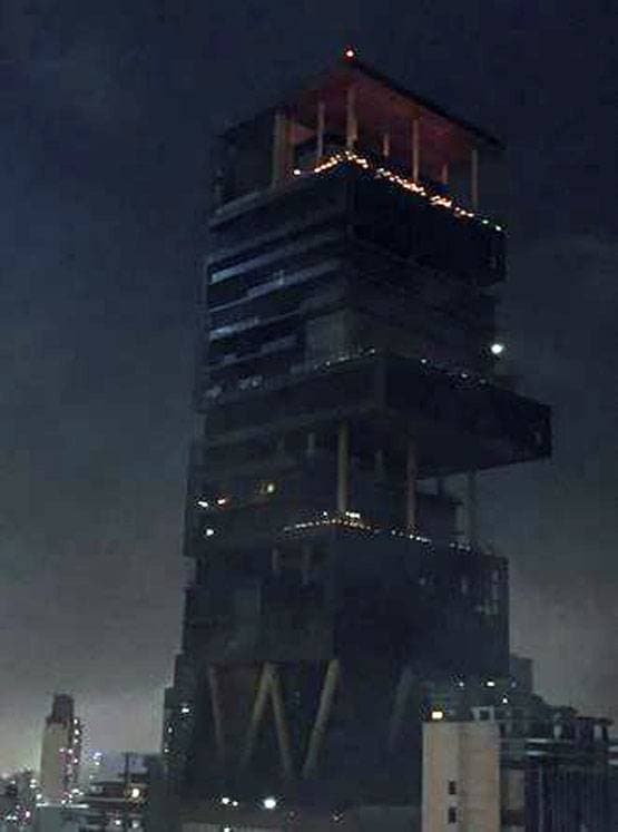 कोरोना: रोशनी से जगमग हुआ एंटीलिया, अंबानी परिवार ने जलाया दीया