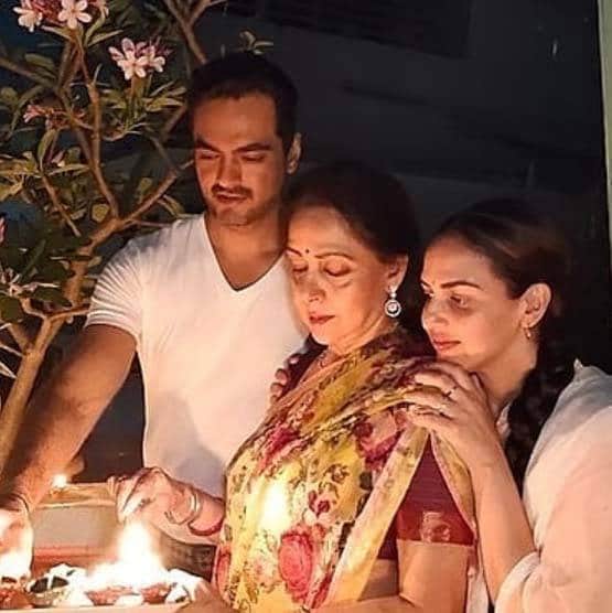 कोरोना: रोशनी से जगमग हुआ एंटीलिया, अंबानी परिवार ने जलाया दीया