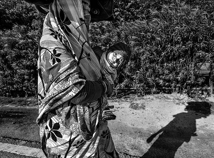 बेबस, मायूस, मजबूर, सूनी सड़क और पैदल ही गांव लौटते मजदूर!