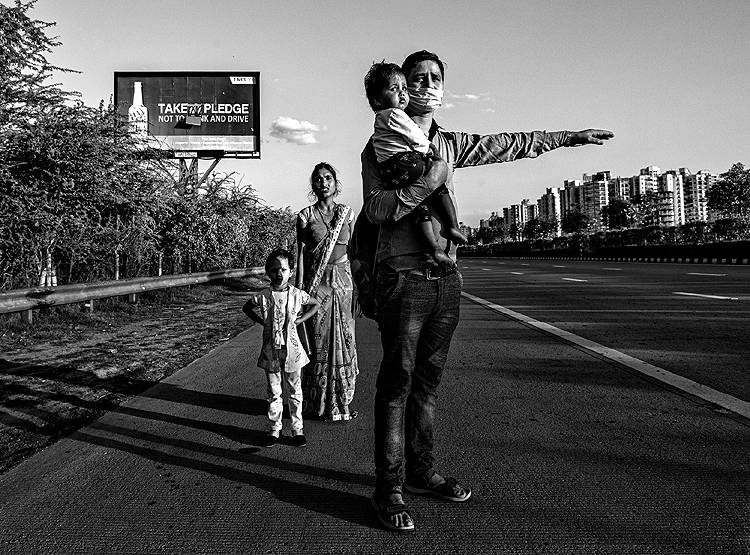 बेबस, मायूस, मजबूर, सूनी सड़क और पैदल ही गांव लौटते मजदूर!