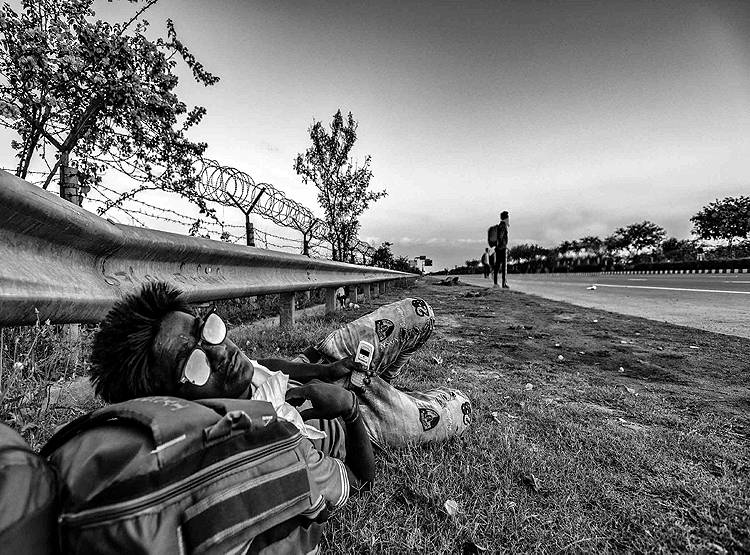 बेबस, मायूस, मजबूर, सूनी सड़क और पैदल ही गांव लौटते मजदूर!