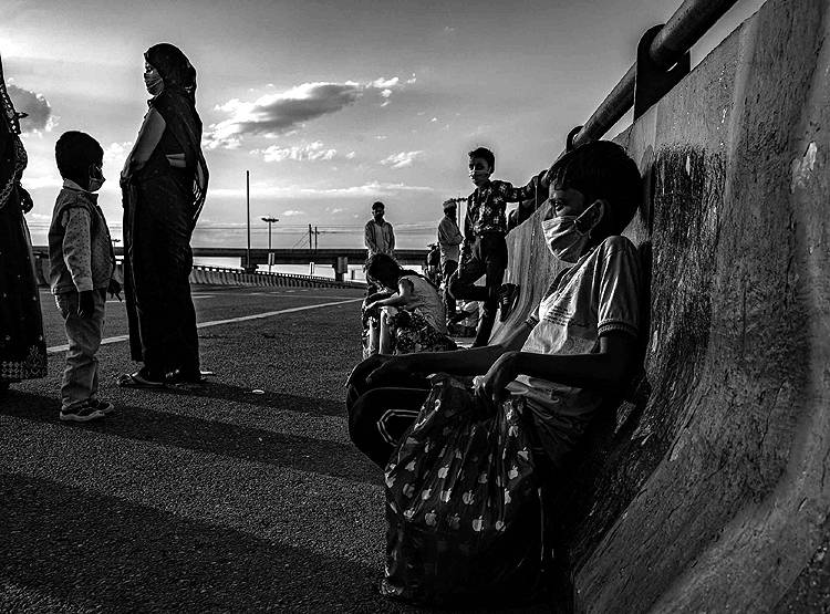 बेबस, मायूस, मजबूर, सूनी सड़क और पैदल ही गांव लौटते मजदूर!