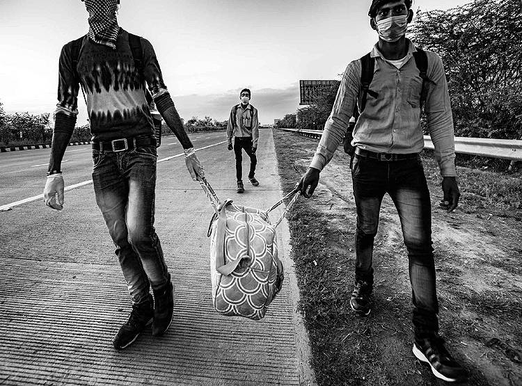 बेबस, मायूस, मजबूर, सूनी सड़क और पैदल ही गांव लौटते मजदूर!