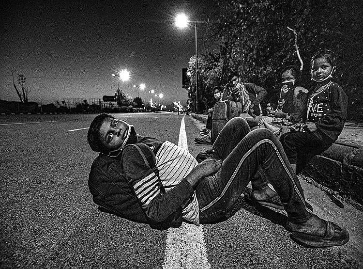 बेबस, मायूस, मजबूर, सूनी सड़क और पैदल ही गांव लौटते मजदूर!