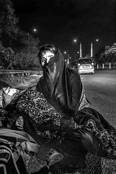 बेबस, मायूस, मजबूर, सूनी सड़क और पैदल ही गांव लौटते मजदूर!