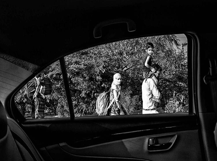 बेबस, मायूस, मजबूर, सूनी सड़क और पैदल ही गांव लौटते मजदूर!