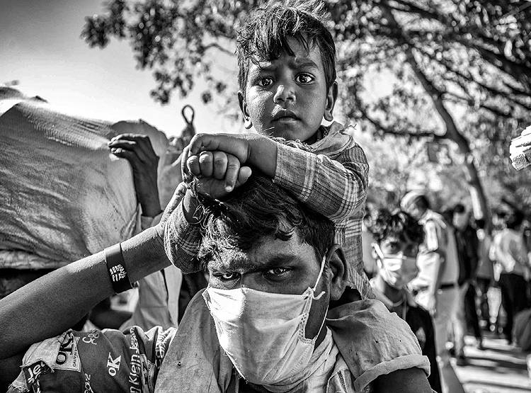 बेबस, मायूस, मजबूर, सूनी सड़क और पैदल ही गांव लौटते मजदूर!