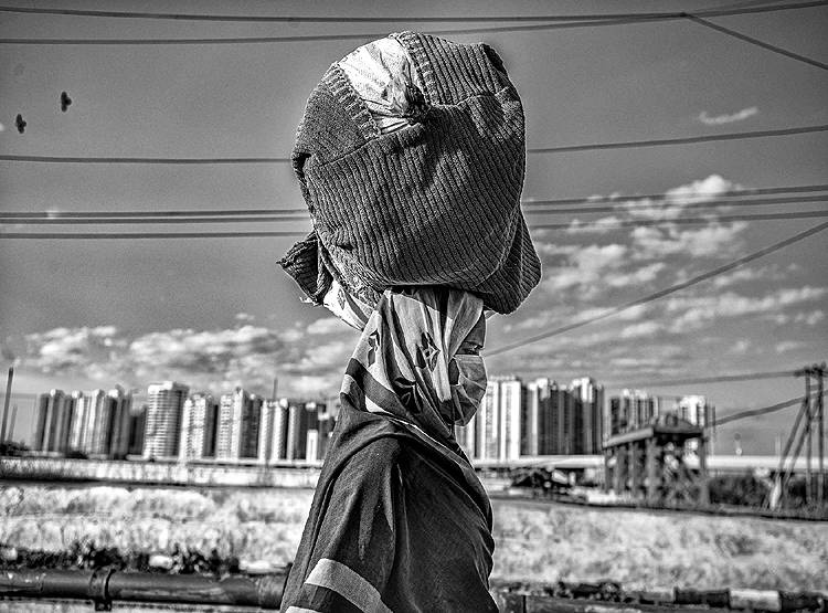 बेबस, मायूस, मजबूर, सूनी सड़क और पैदल ही गांव लौटते मजदूर!