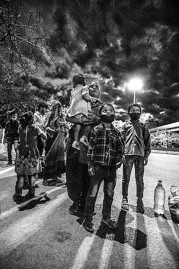 बेबस, मायूस, मजबूर, सूनी सड़क और पैदल ही गांव लौटते मजदूर!