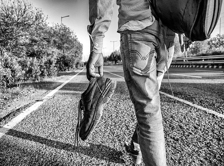 बेबस, मायूस, मजबूर, सूनी सड़क और पैदल ही गांव लौटते मजदूर!