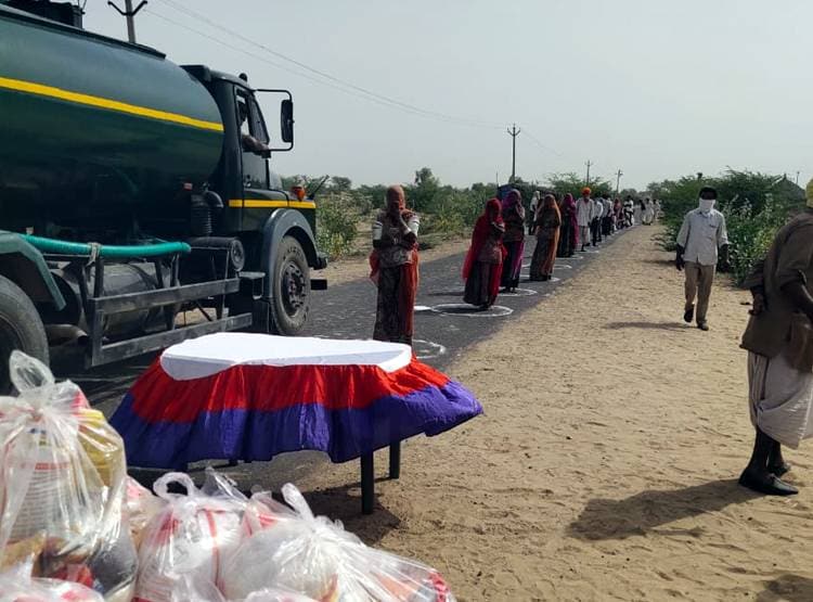 भारत-पाक सीमा के अंतिम गांवों में राशन खत्म, मदद को उतरी BSF