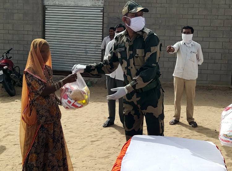 भारत-पाक सीमा के अंतिम गांवों में राशन खत्म, मदद को उतरी BSF