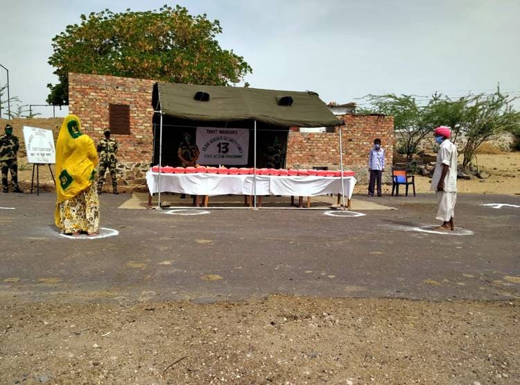 भारत-पाक सीमा के अंतिम गांवों में राशन खत्म, मदद को उतरी BSF