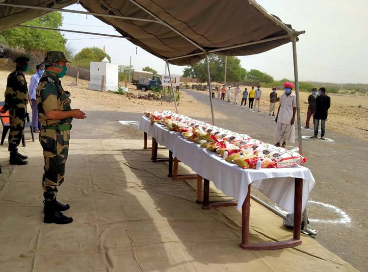 भारत-पाक सीमा के अंतिम गांवों में राशन खत्म, मदद को उतरी BSF