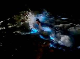 समुद्री लहरों से निकली नीली रोशनी, 60 साल में दिखा ऐसा नजारा