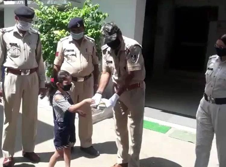 गुल्लक तोड़कर गरीबों की मदद करने थाने पहुंची 6 साल की बच्ची
