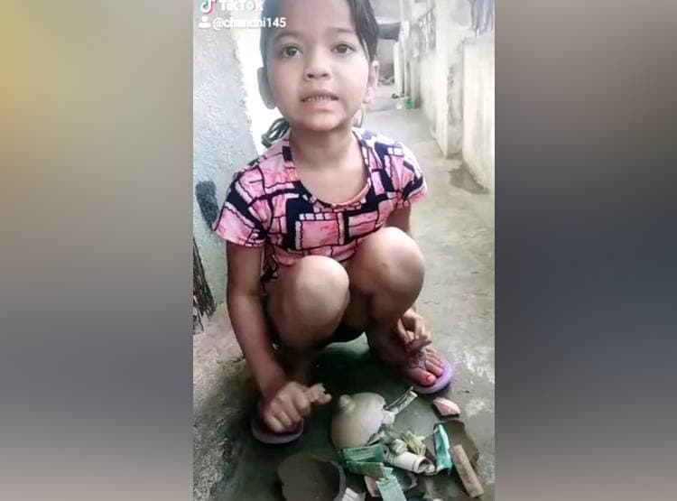 गुल्लक तोड़कर गरीबों की मदद करने थाने पहुंची 6 साल की बच्ची