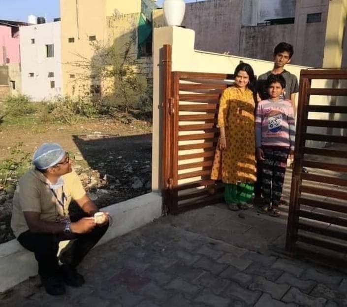 कोरोना: मरीज बोला, मछली-चावल खाना है, डॉक्टर ने अपने हाथ से खिलाया