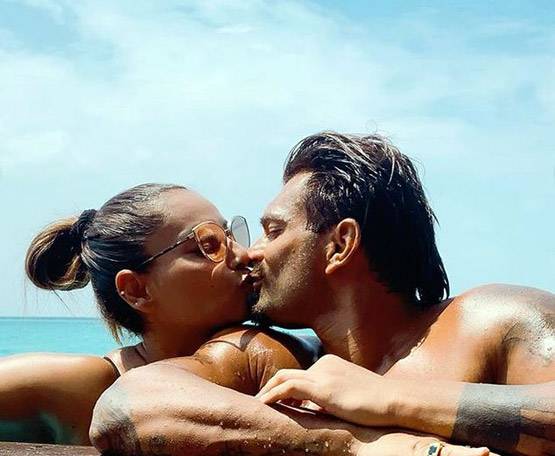 मैरिज एनिवर्सरी से पहले बिपाशा ने शुरू की तैयारी, बनाए बेसन के लड्डू