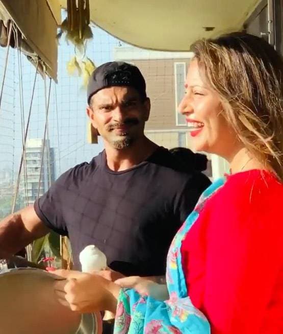 मैरिज एनिवर्सरी से पहले बिपाशा ने शुरू की तैयारी, बनाए बेसन के लड्डू