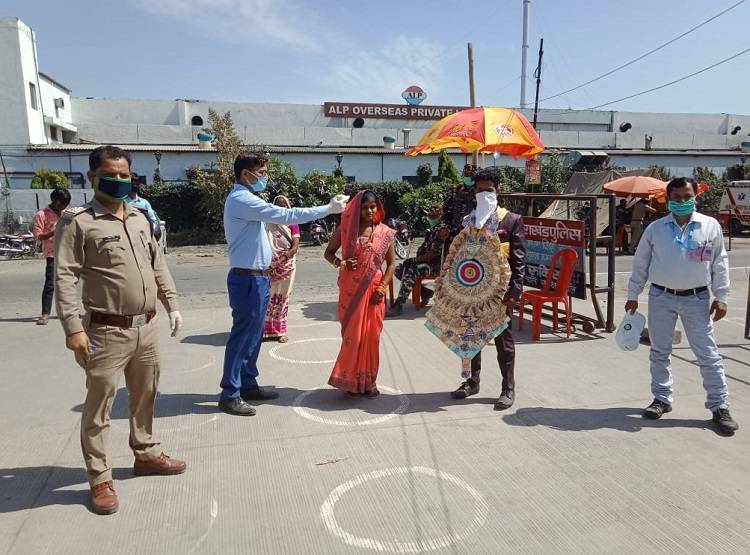 लॉकडाउन में अनोखी शादी, दो राज्यों के बॉर्डर पर दूल्हा-दुल्हन ने लिए सात फेरे