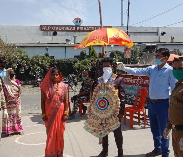 लॉकडाउन में अनोखी शादी, दो राज्यों के बॉर्डर पर दूल्हा-दुल्हन ने लिए सात फेरे